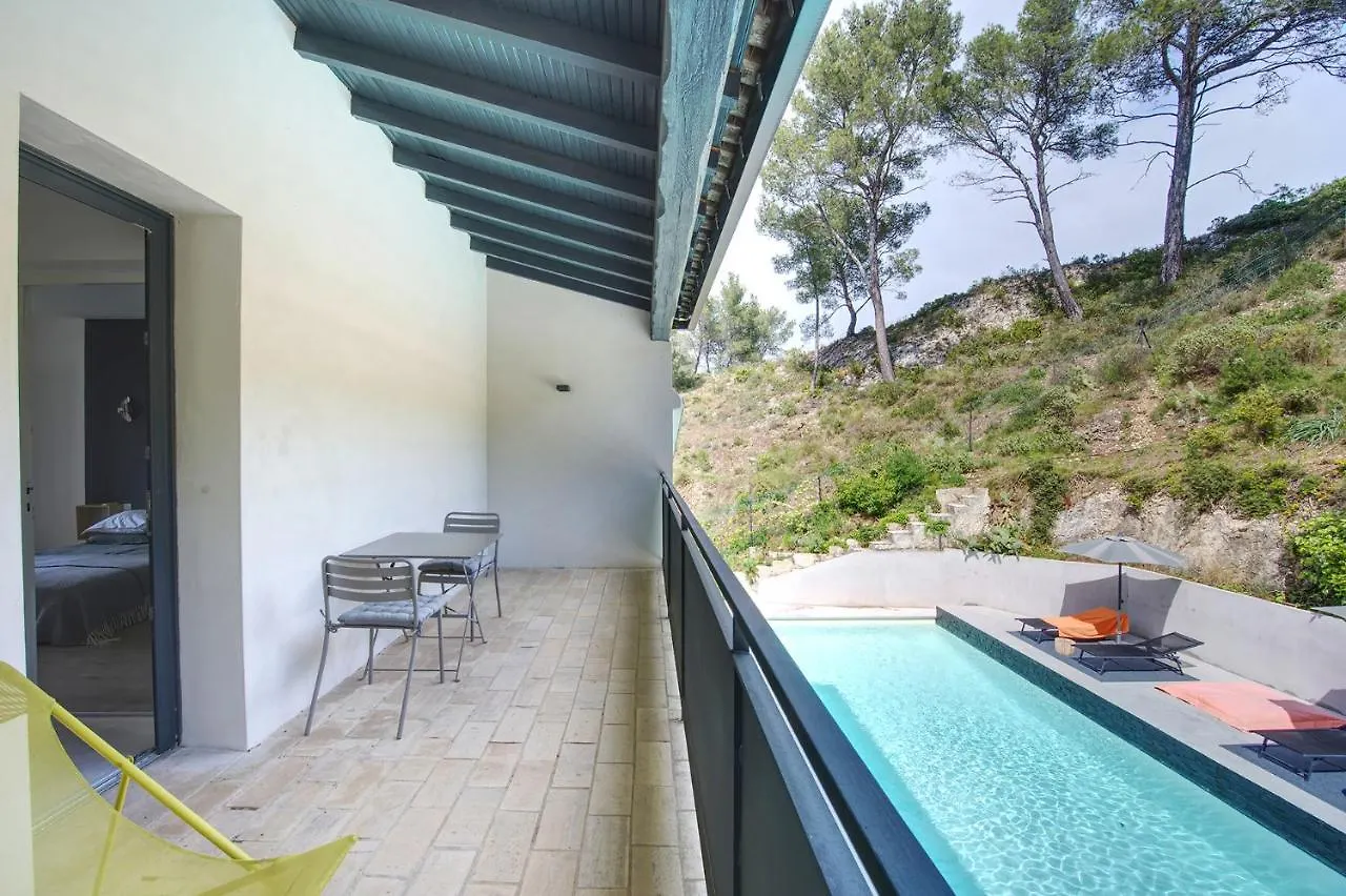 Arty Provence, Piscine Chauffee Bed & Breakfast Saint-Etienne-du-Gres 0*,  France